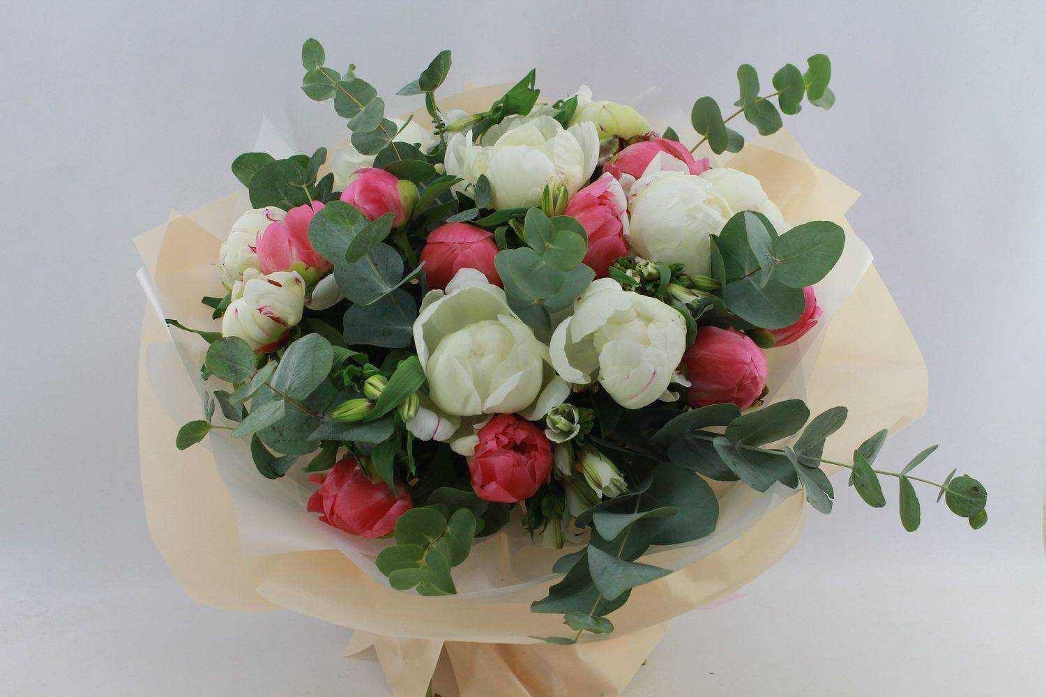 Какие цветы стоит дарить летом