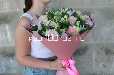 Букет с пионами, гвоздикой и альстромерией «Свидание в слепую»