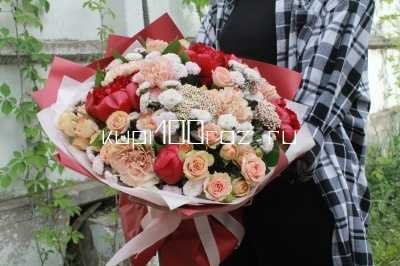 Букет с пионами и кустовой розой «Отражая закат»