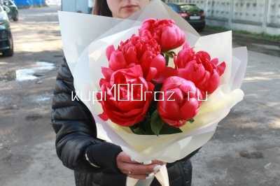 Букет-комплимент из 5 малиновых пионов